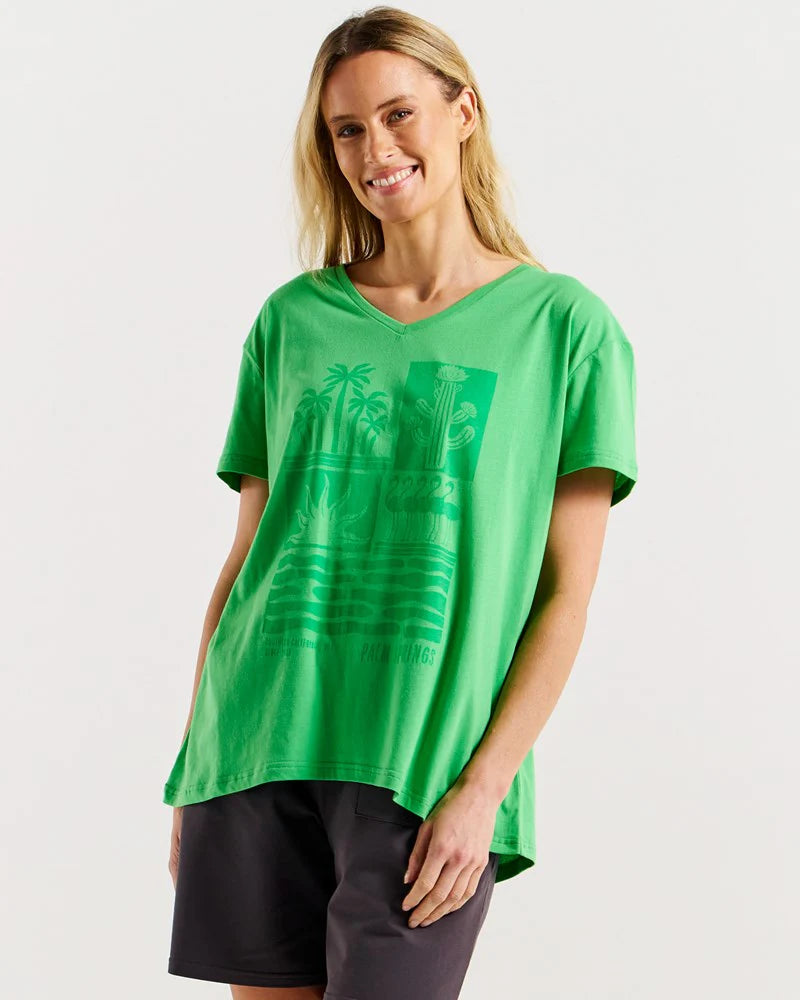 BETTY BASICS TEAGAN V-NECK TEE - SURF BEACH PRINT