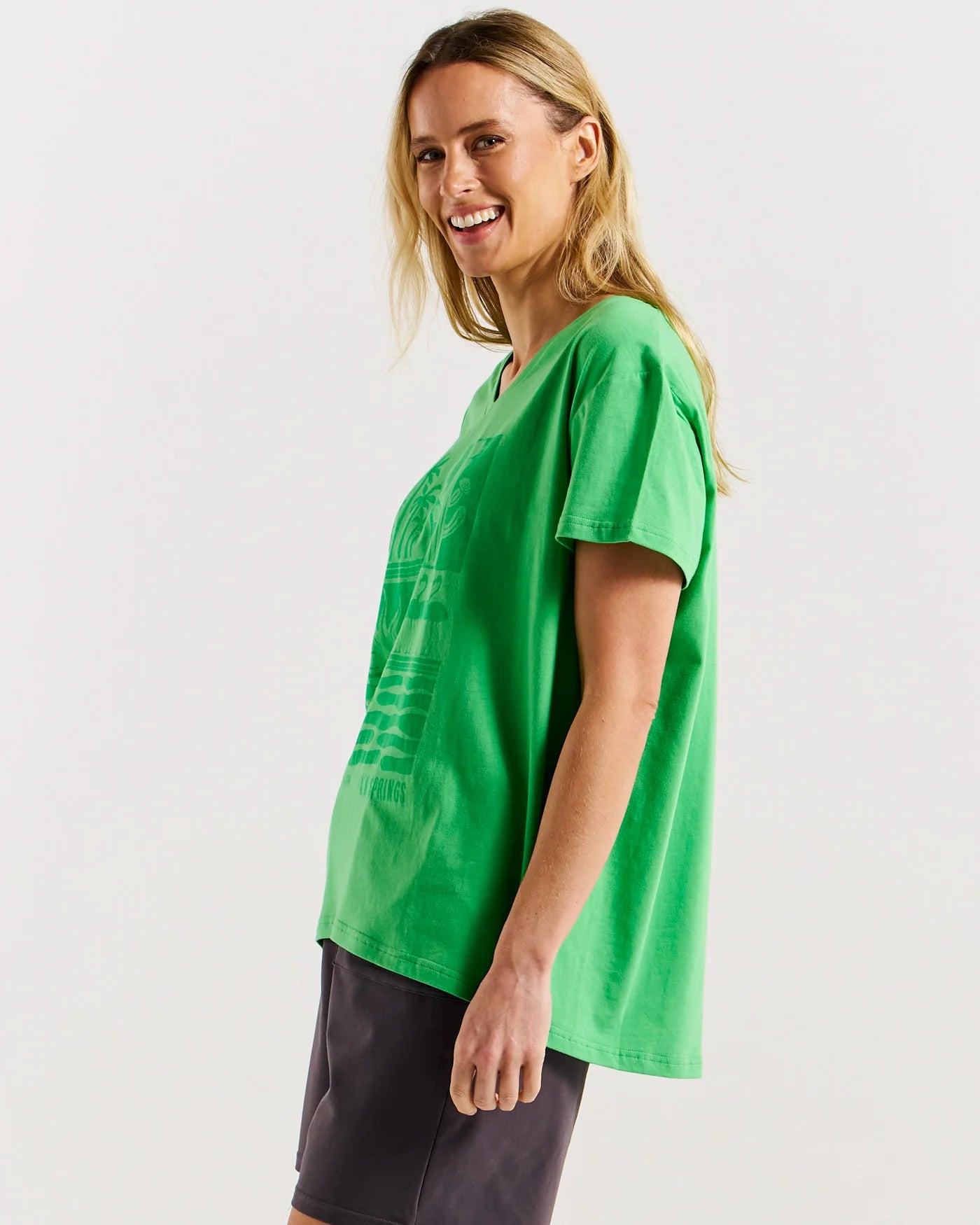 BETTY BASICS TEAGAN V-NECK TEE - SURF BEACH PRINT