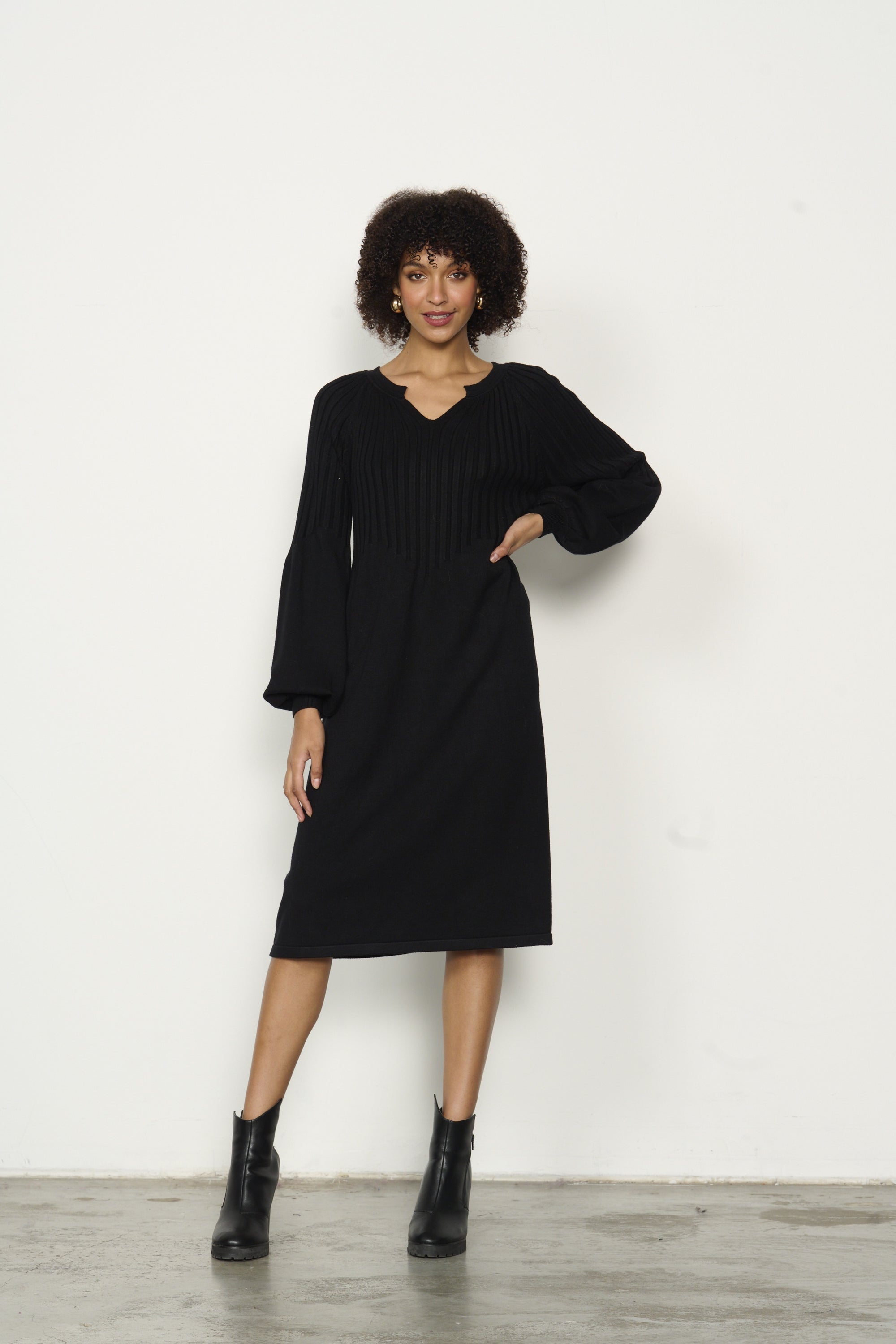 RIBBED KNIT PUFF SLEEVE DRESS - BLACK