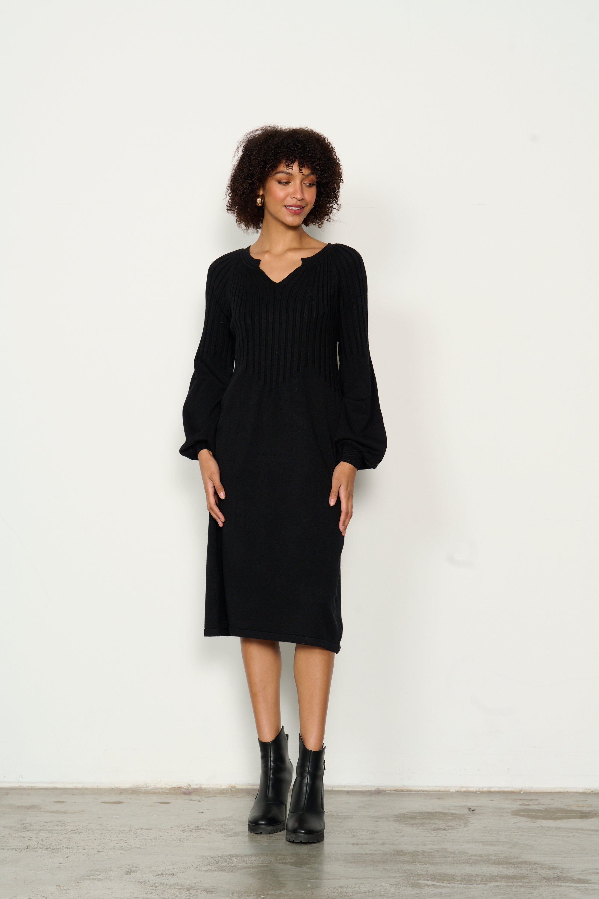 RIBBED KNIT PUFF SLEEVE DRESS - BLACK