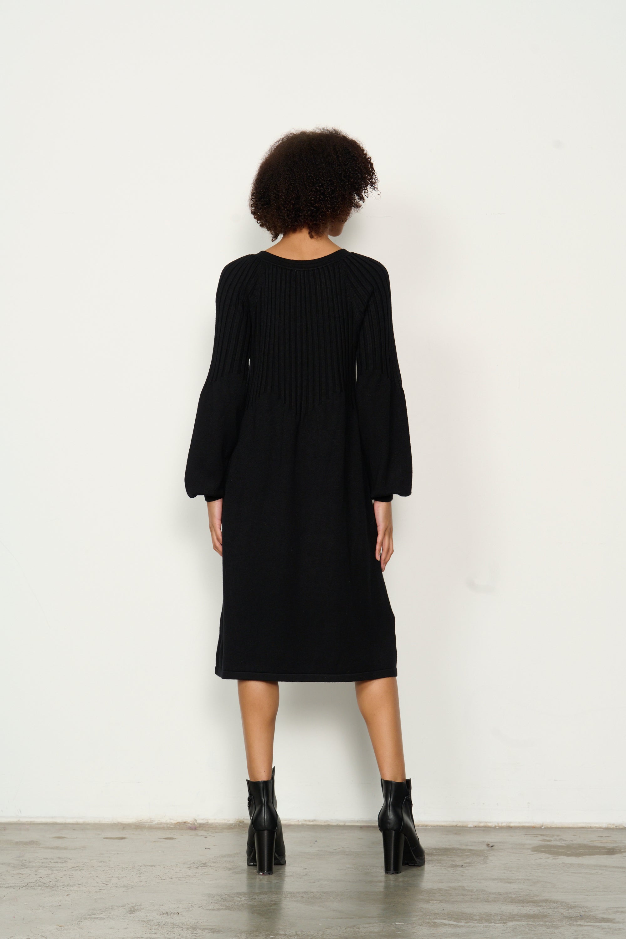 RIBBED KNIT PUFF SLEEVE DRESS - BLACK