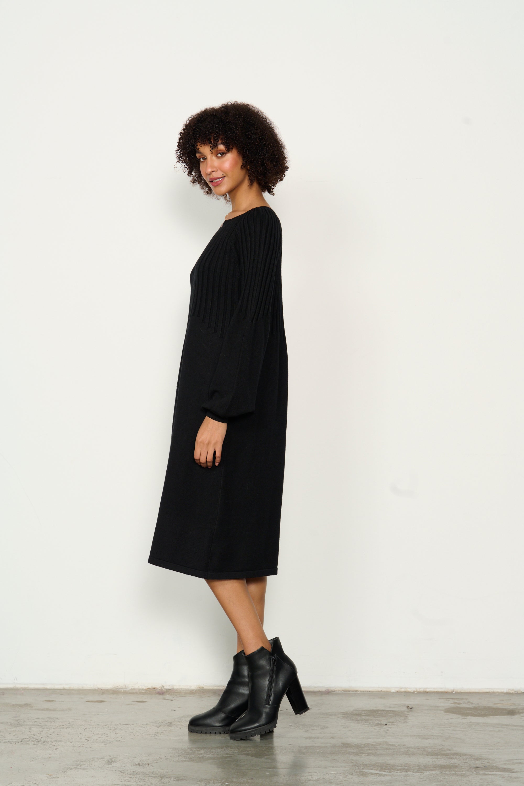 RIBBED KNIT PUFF SLEEVE DRESS - BLACK