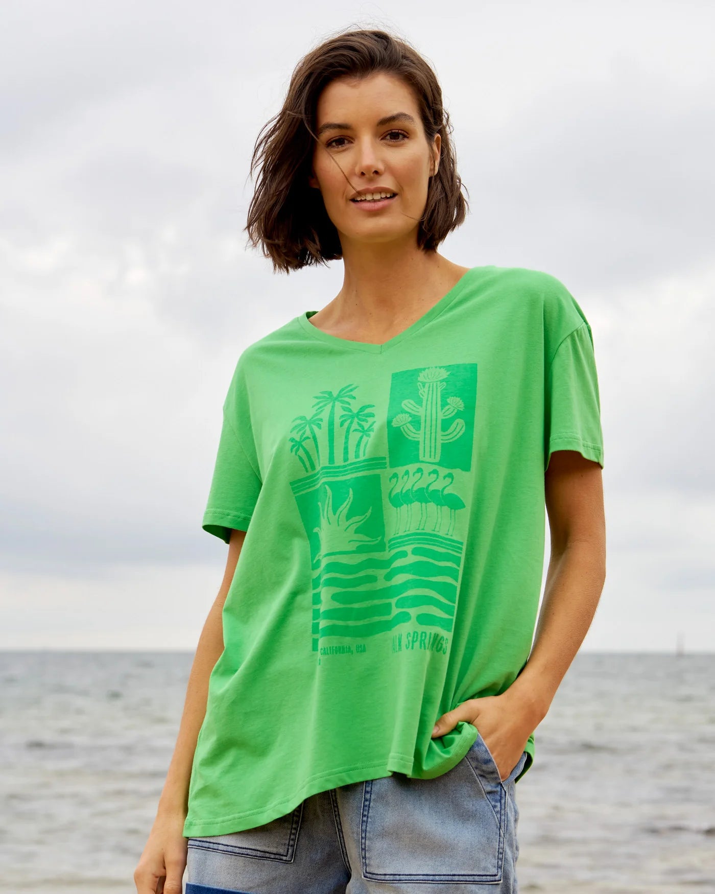 BETTY BASICS TEAGAN V-NECK TEE - SURF BEACH PRINT