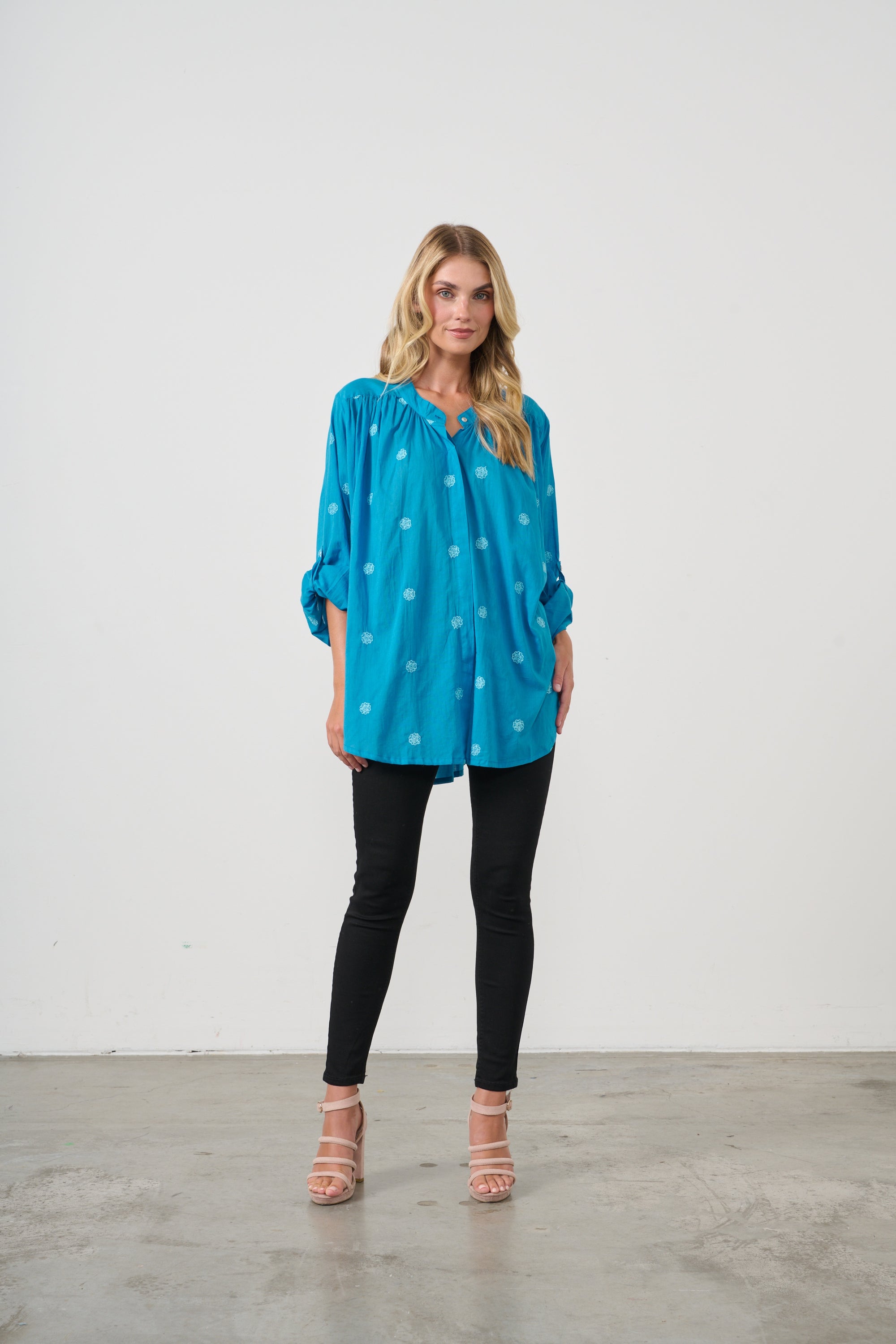 HOLMES & FALLON OVERSIZE  EMBROIDERED FLOWER COTTON SHIRT -BLUE