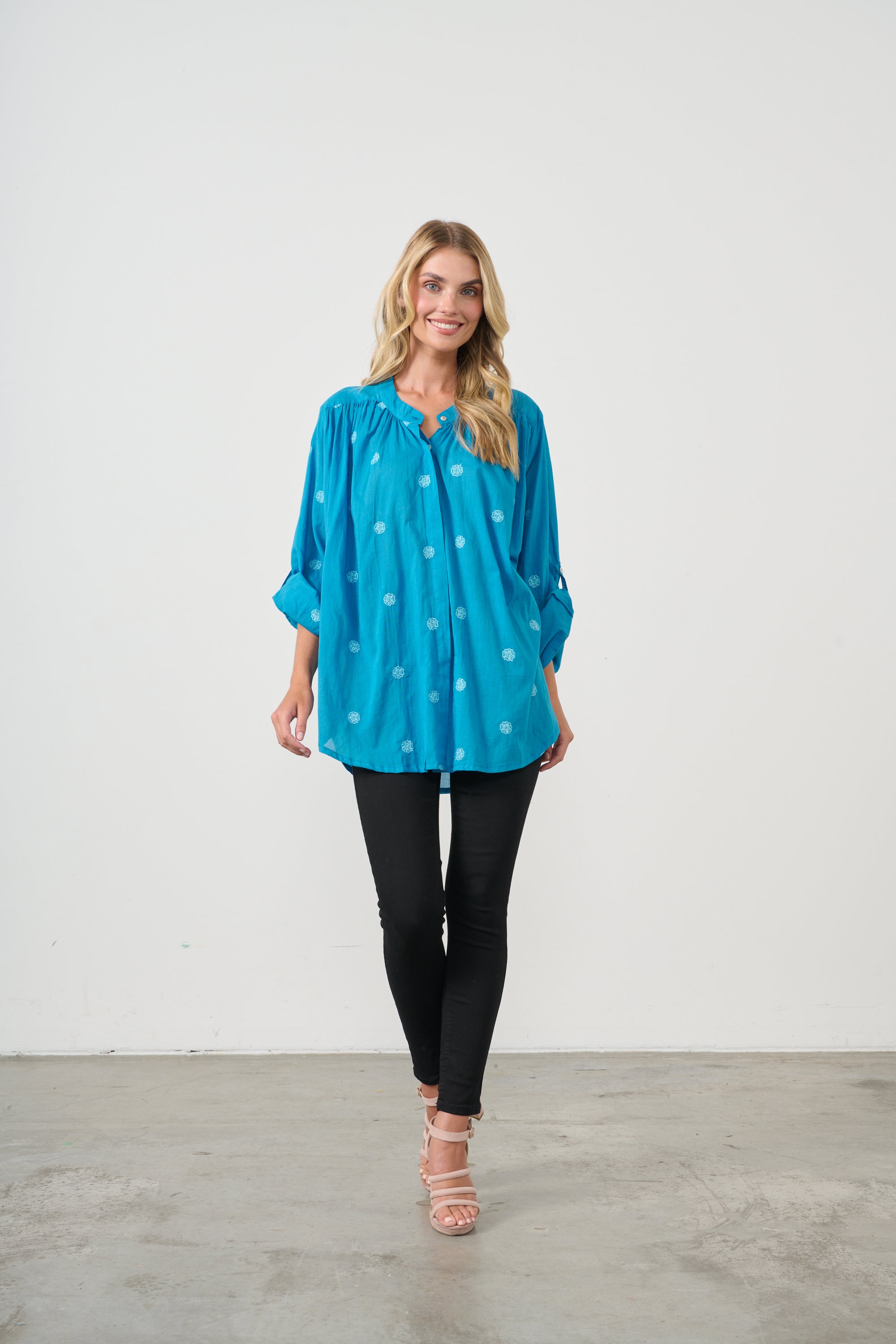 HOLMES & FALLON OVERSIZE  EMBROIDERED FLOWER COTTON SHIRT -BLUE