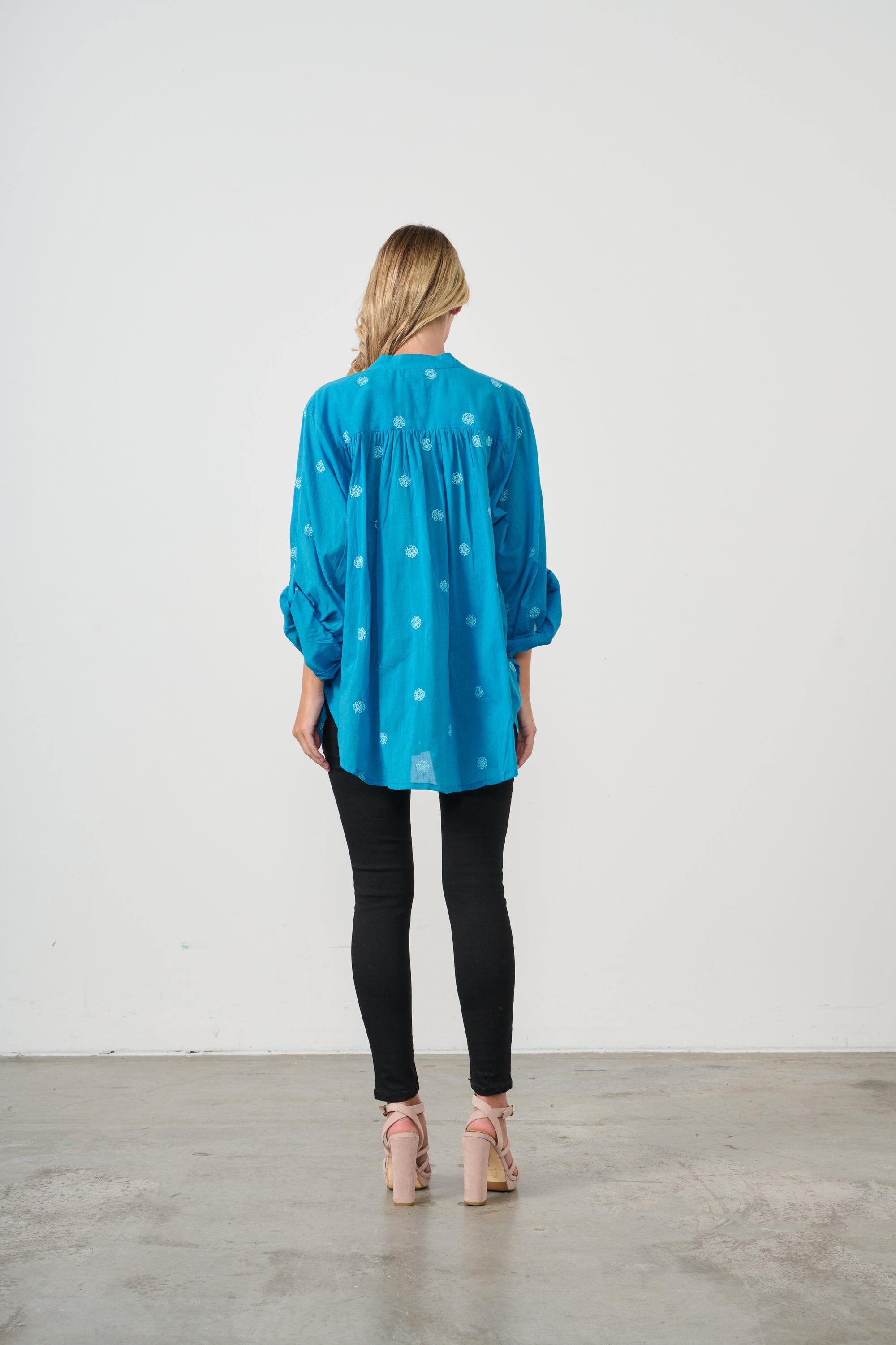 HOLMES & FALLON OVERSIZE  EMBROIDERED FLOWER COTTON SHIRT -BLUE
