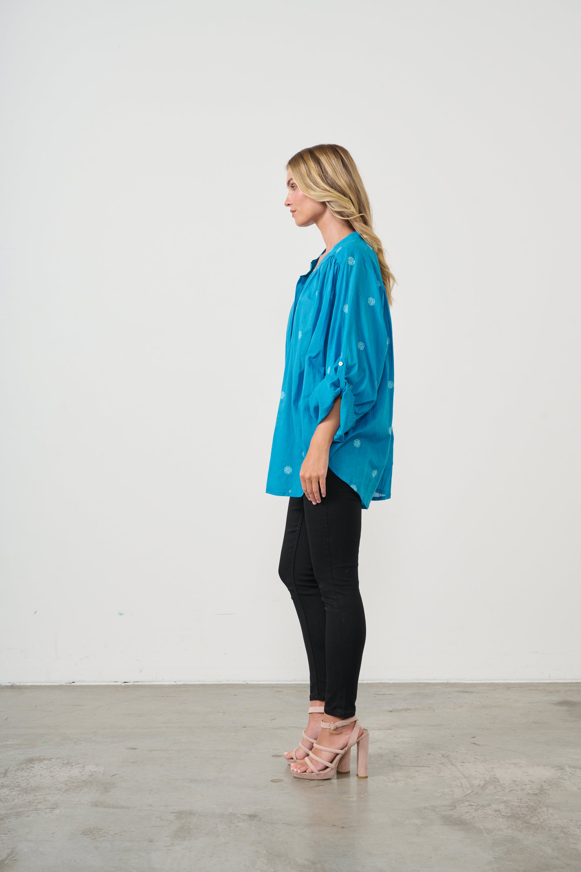 HOLMES & FALLON OVERSIZE  EMBROIDERED FLOWER COTTON SHIRT -BLUE