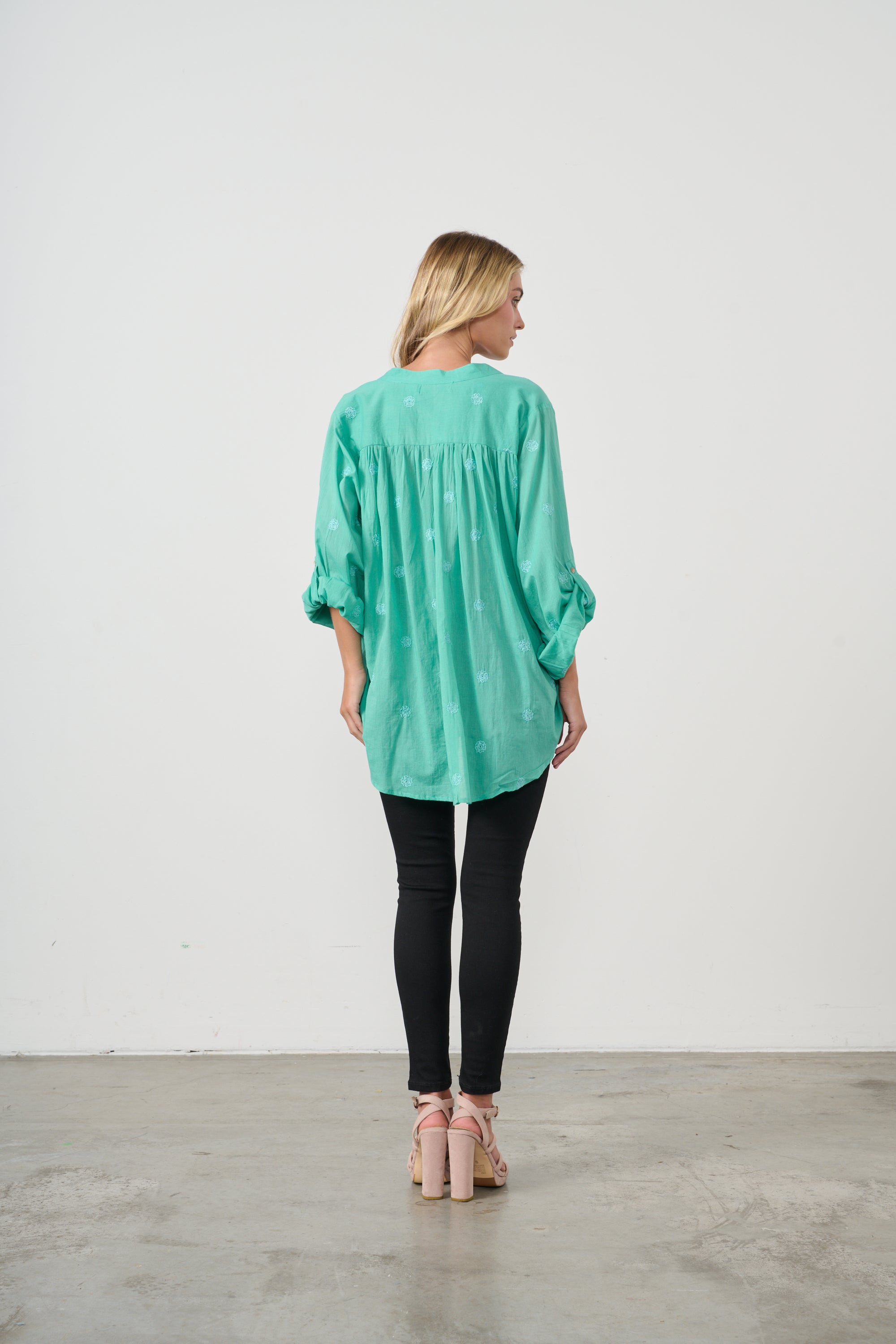 HOLMES & FALLON OVERSIZE EMBROIDERED FLOWER COTTON SHIRT - TEAL