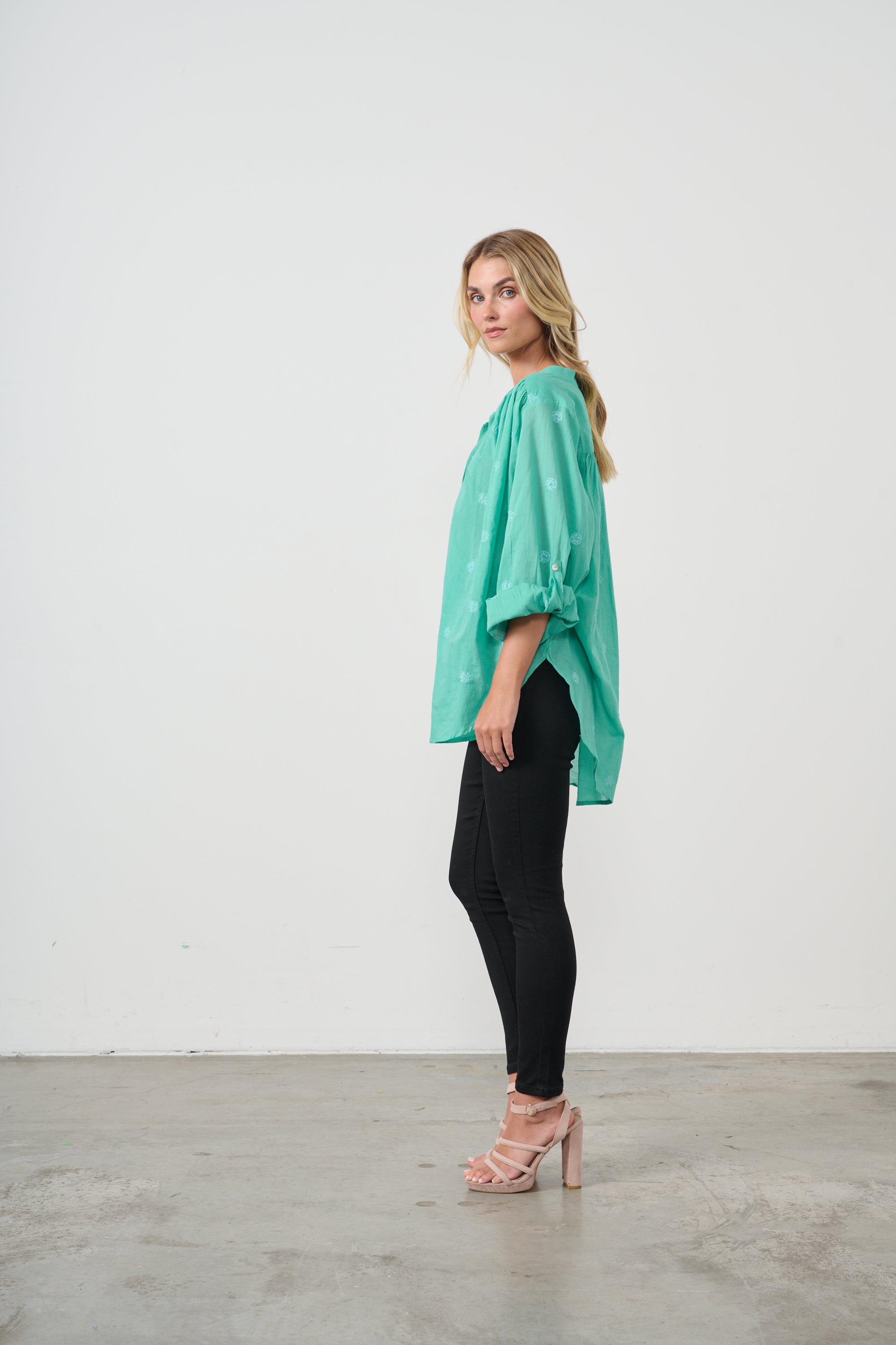 HOLMES & FALLON OVERSIZE EMBROIDERED FLOWER COTTON SHIRT - TEAL