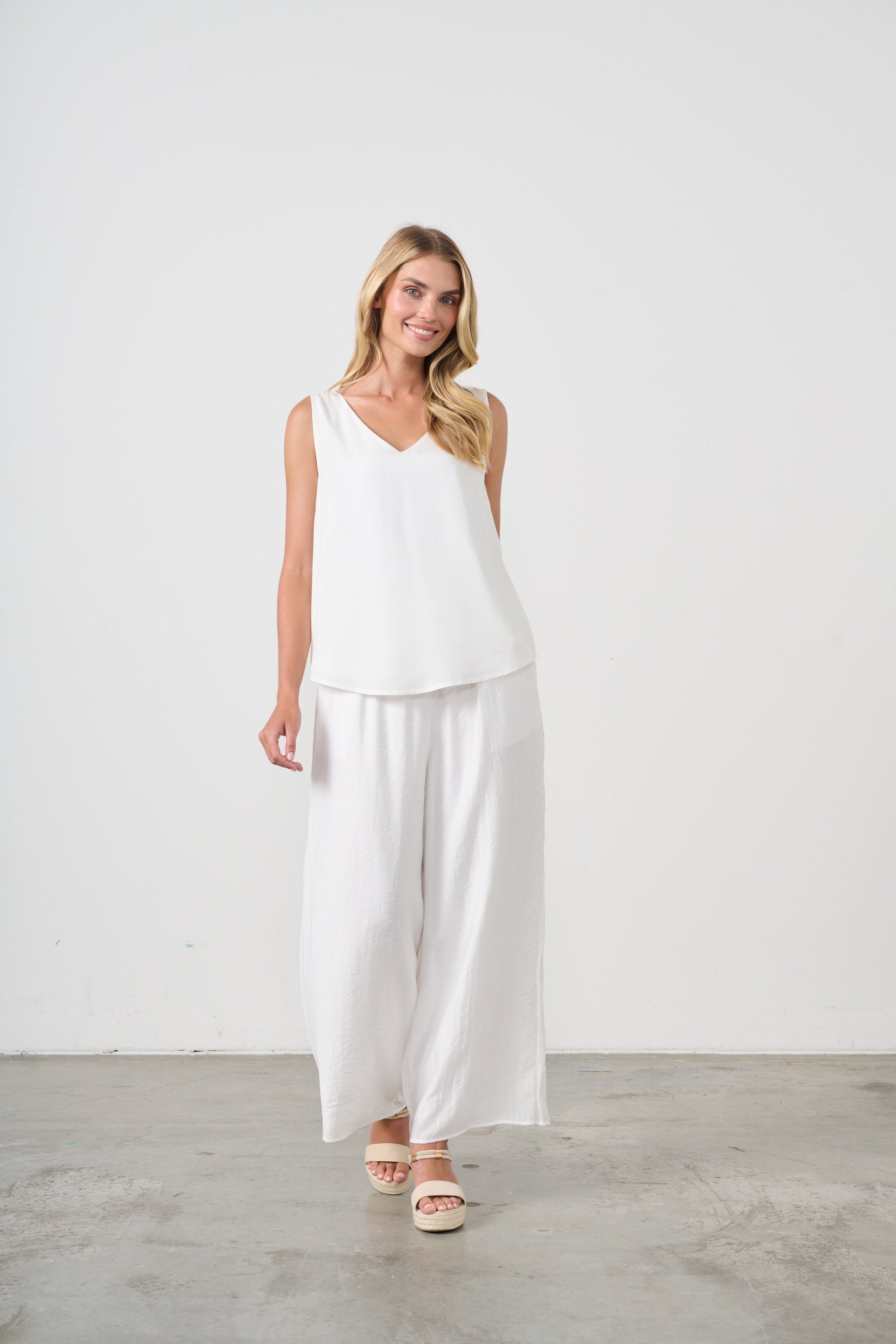 HOLMES & FALLON TANK TOP SWING V-NECK - WHITE