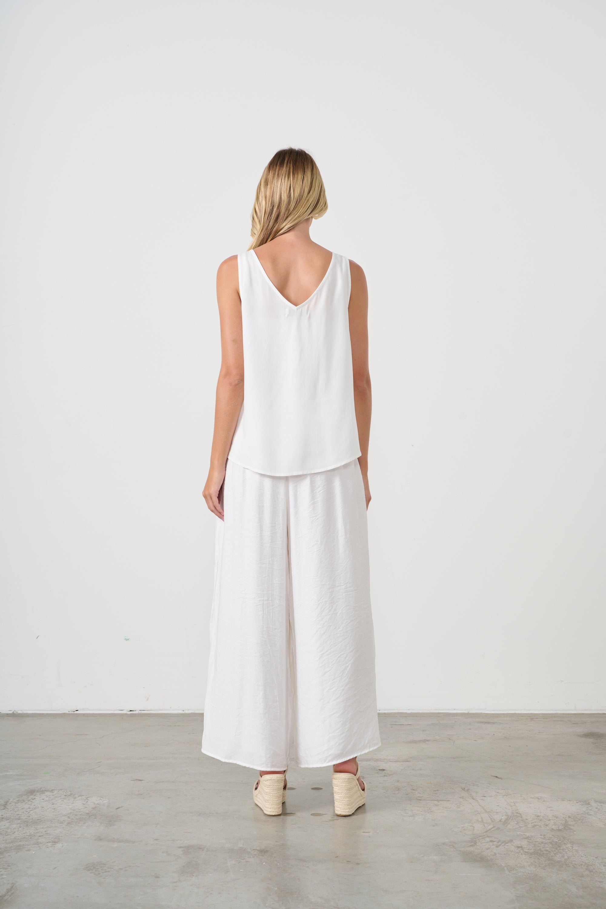 HOLMES & FALLON TANK TOP SWING V-NECK - WHITE