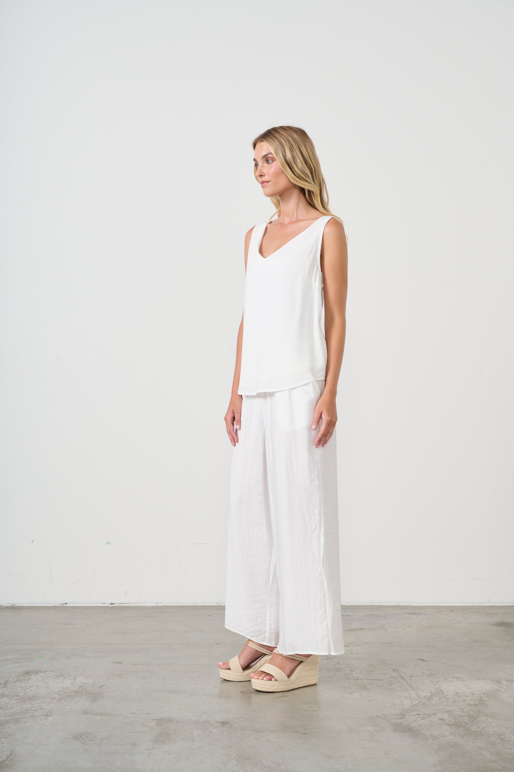 HOLMES & FALLON TANK TOP SWING V-NECK - WHITE