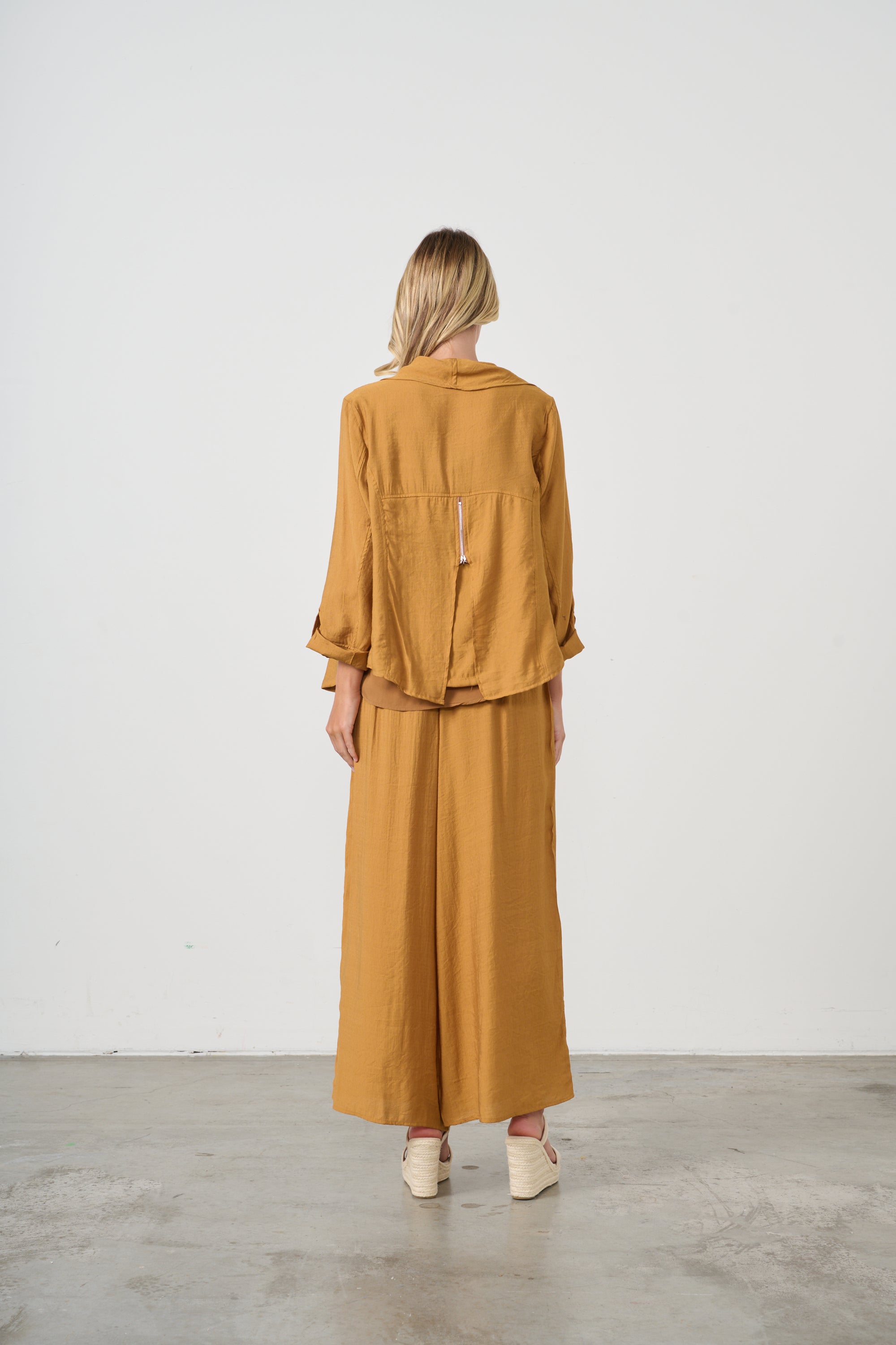 HOLMES & FALLON JACKET BACK ZIP DETAIL - TOBACCO