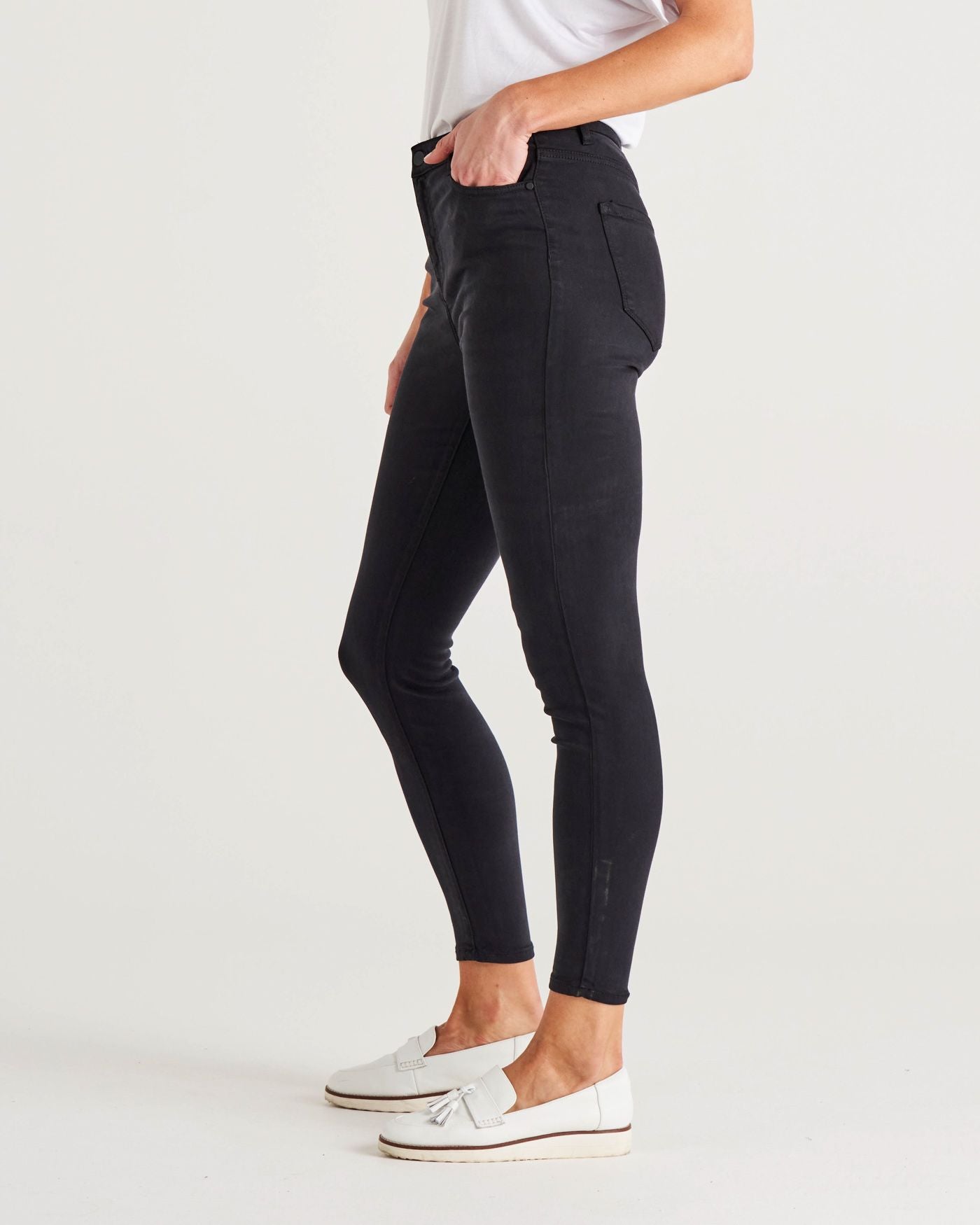 BETTY ESSENTIAL JEANS -