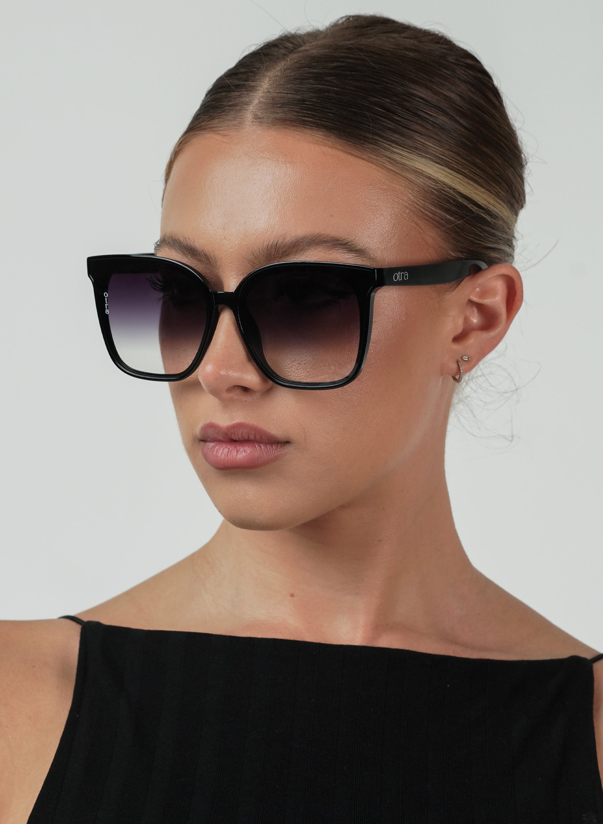 OTRA EYEWEAR - BETTY BLACK/SMOKE FADE