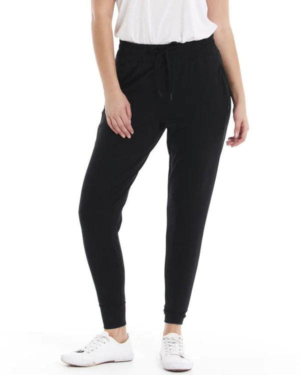 BETTY BASICS CARA TRAVEL JOGGER - BLACK